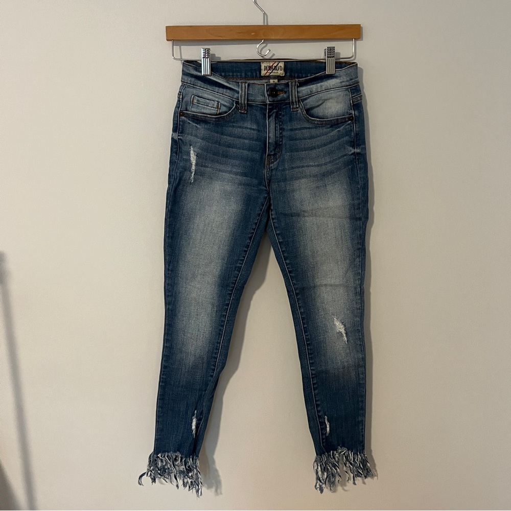 Jeans with bottom flare strips
